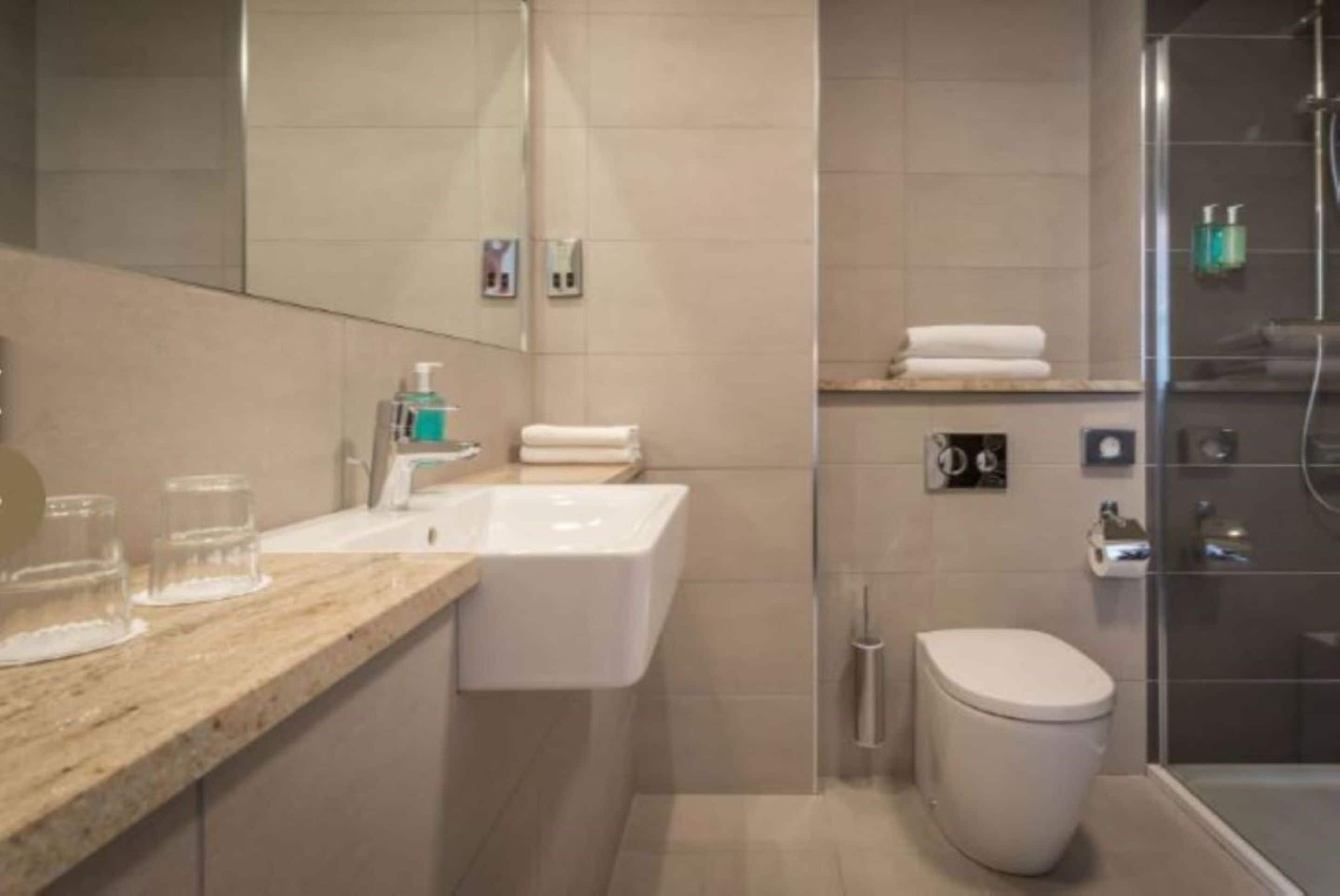 combined shower/bathtub, eco-friendly toiletries, hair dryer, towels