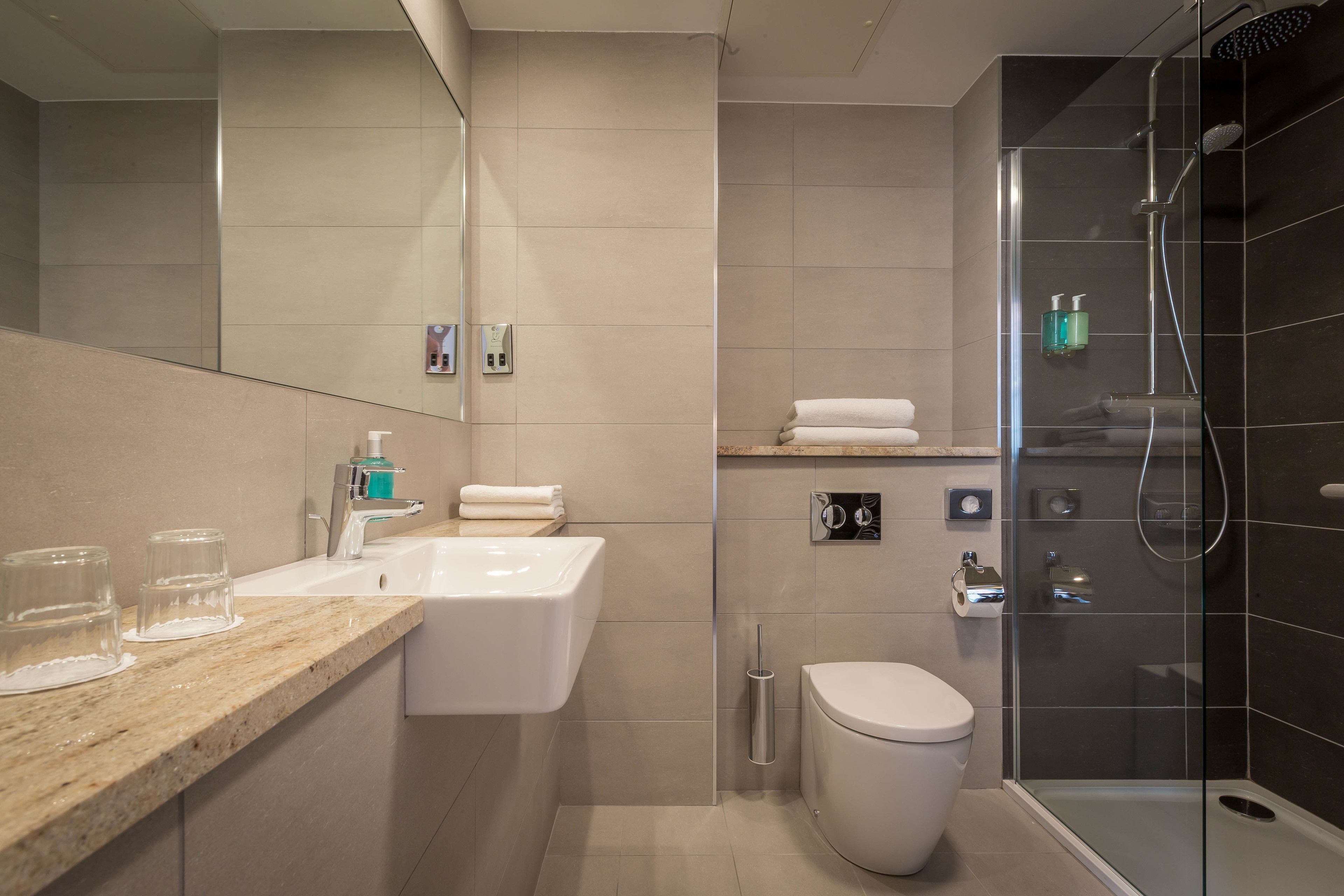 combined shower/bathtub, eco-friendly toiletries, hair dryer, towels