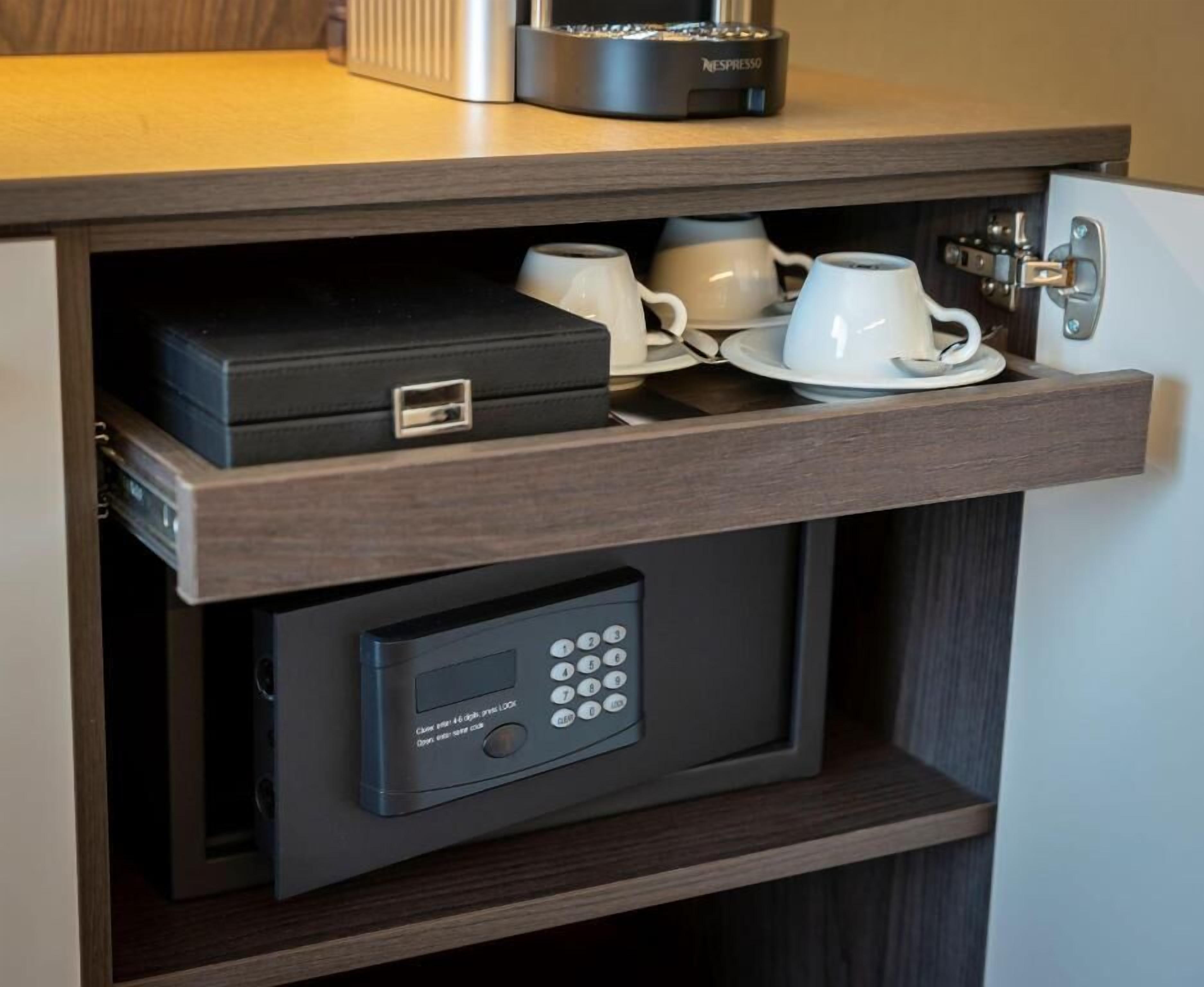 1 bedroom, egyptian cotton sheets, premium bedding, down duvets