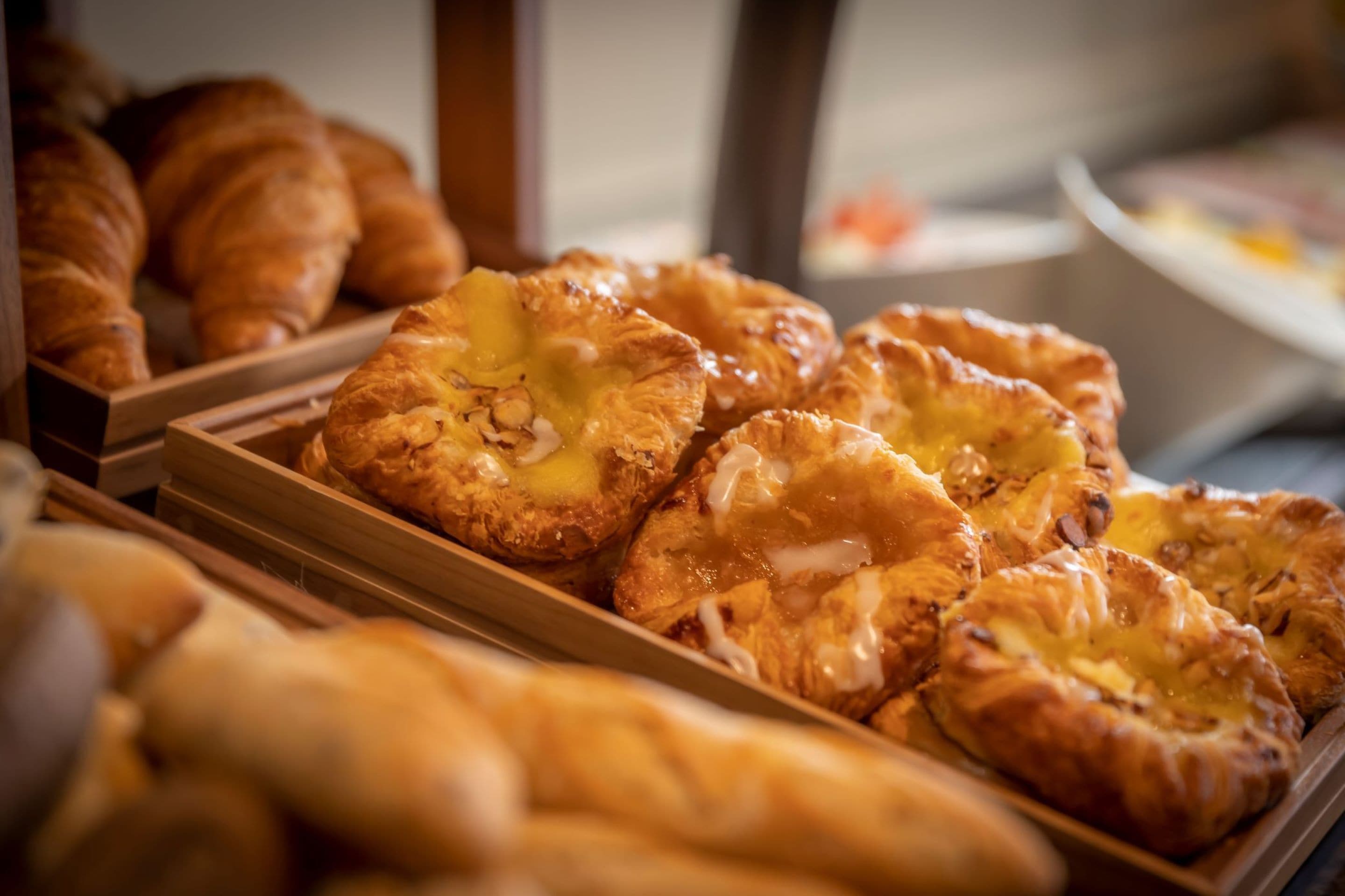 daily full breakfast (eur 14 per person)