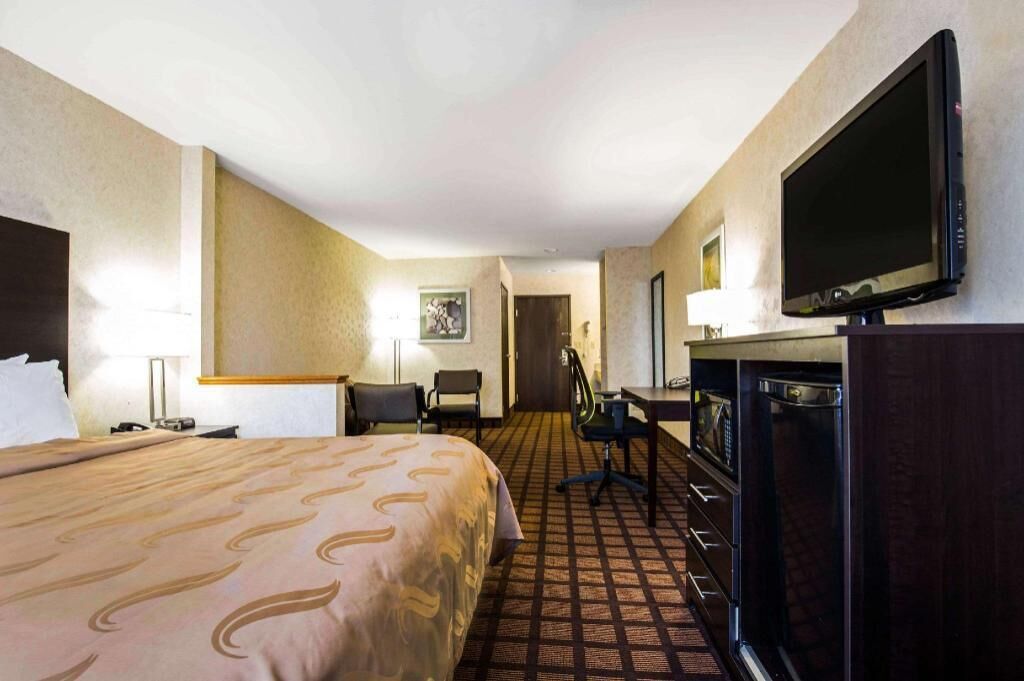 Premium bedding, desk, iron/ironing board, free WiFi