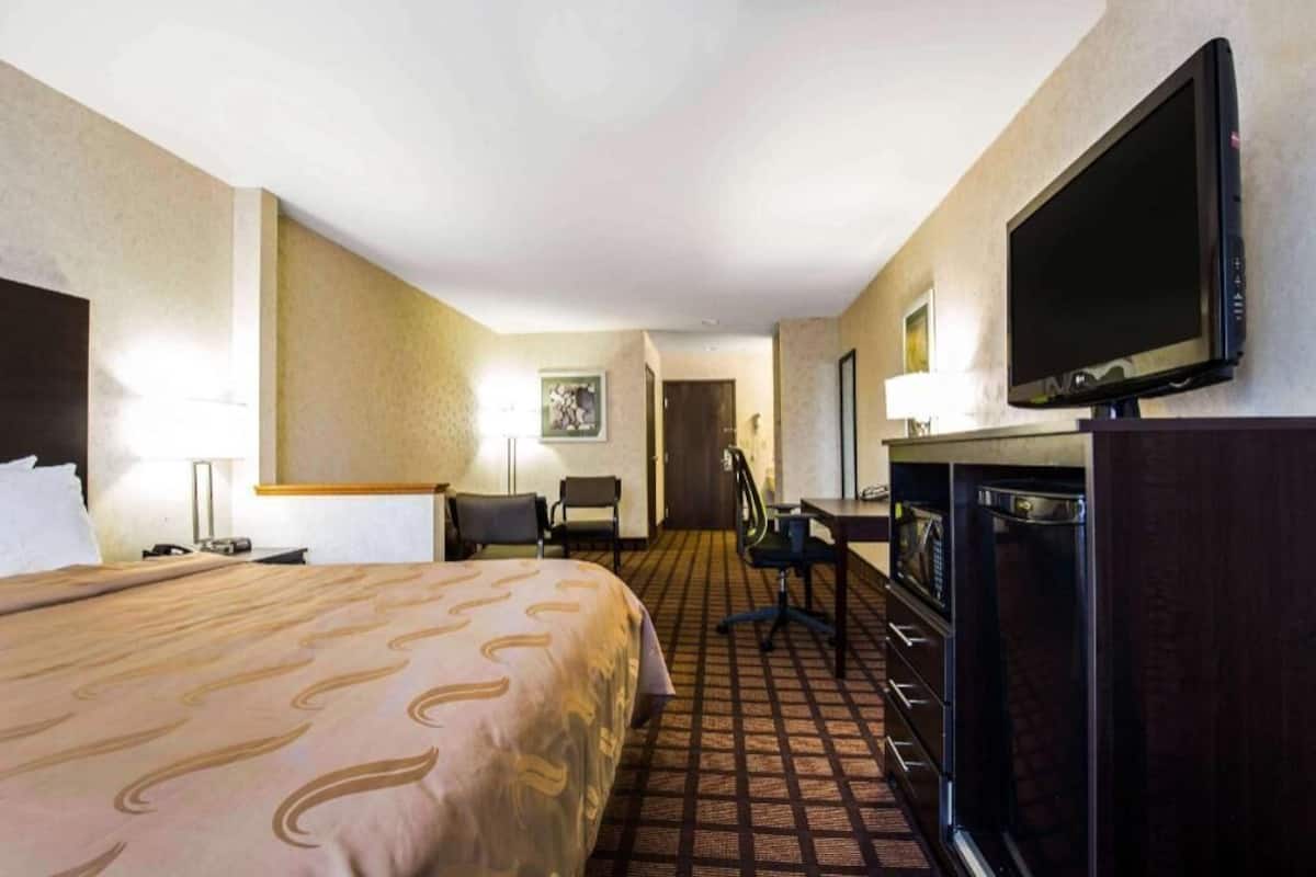 Premium bedding, desk, iron/ironing board, free WiFi