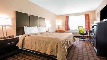 Hochwertige Bettwaren, Schreibtisch, Bügeleisen/Bügelbrett