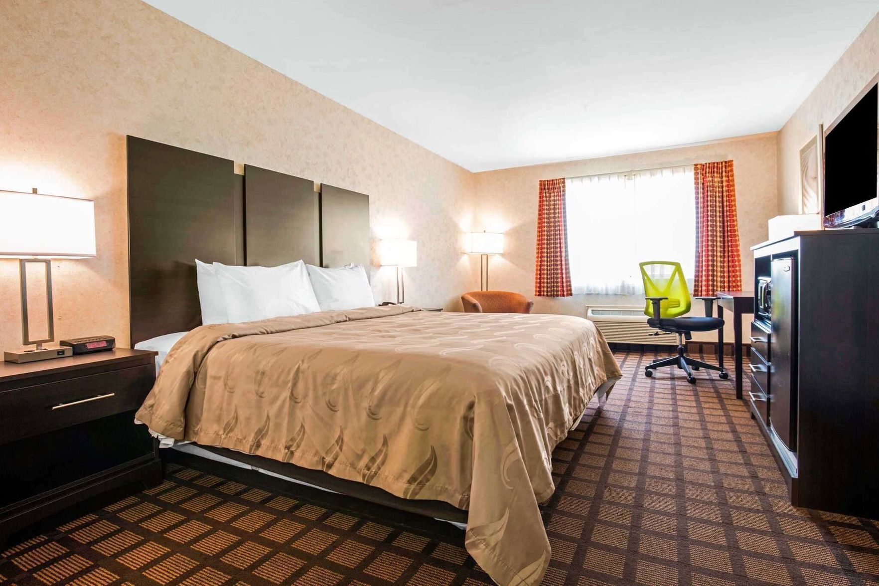 Premium bedding, desk, iron/ironing board, free WiFi