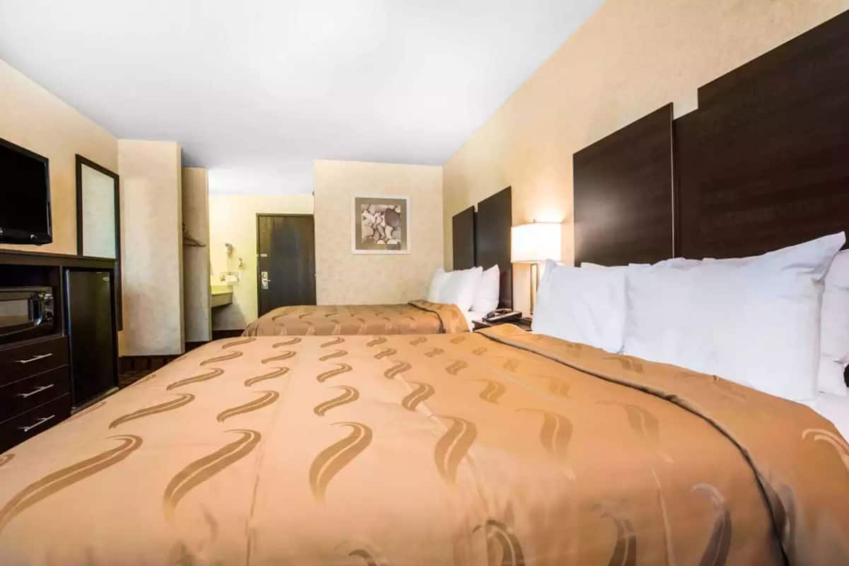 Premium bedding, desk, iron/ironing board, free WiFi