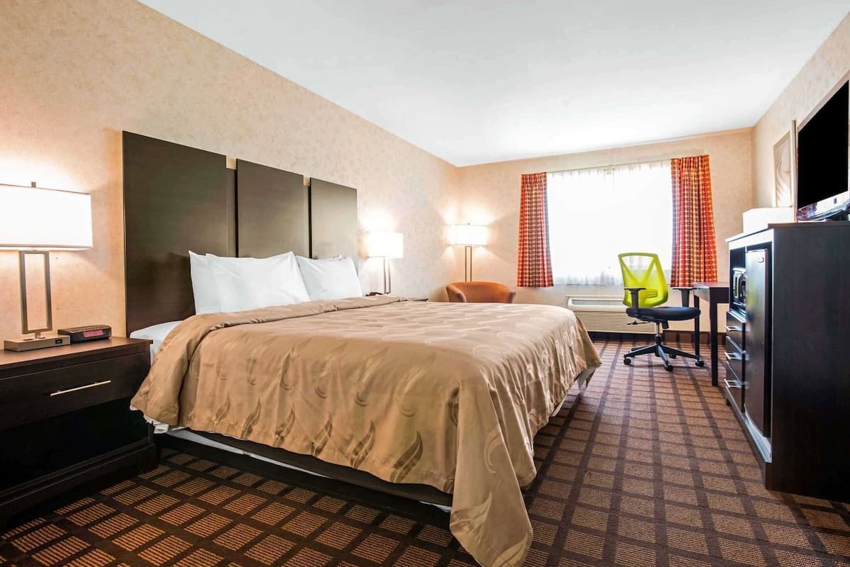 Premium bedding, desk, iron/ironing board, free WiFi