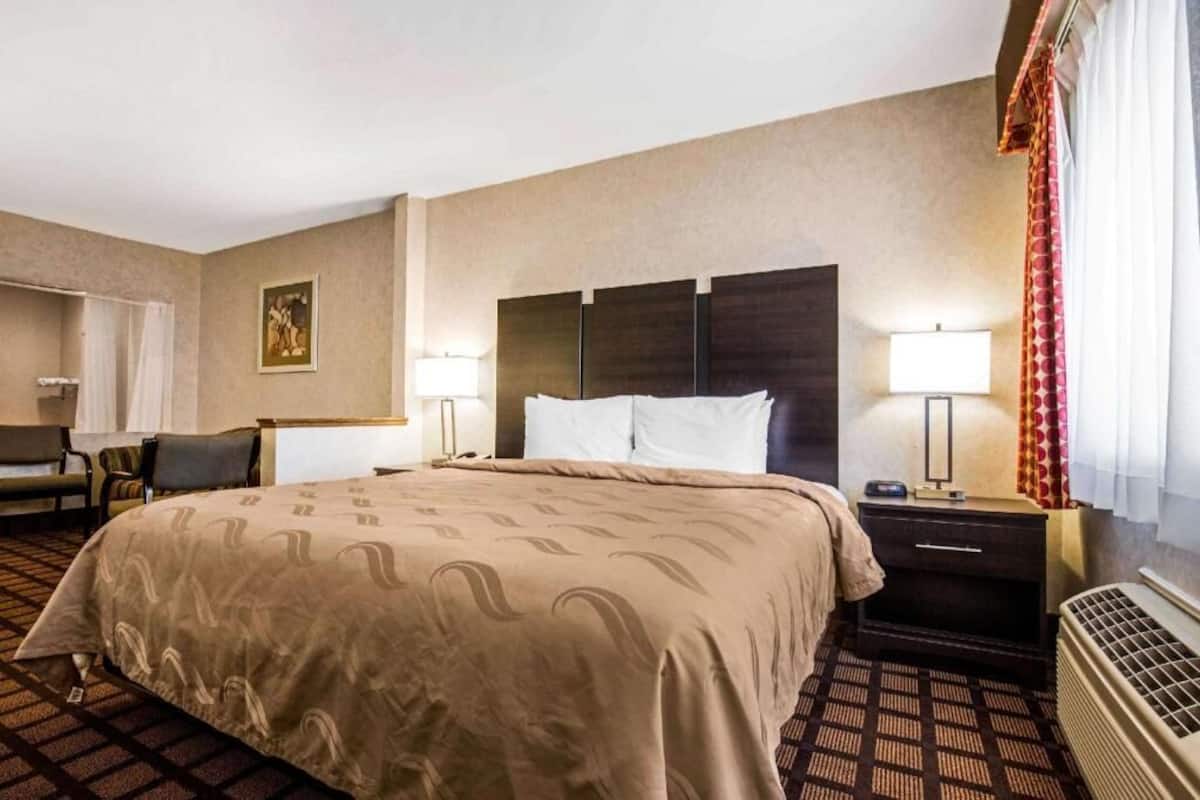 Premium bedding, desk, iron/ironing board, free WiFi