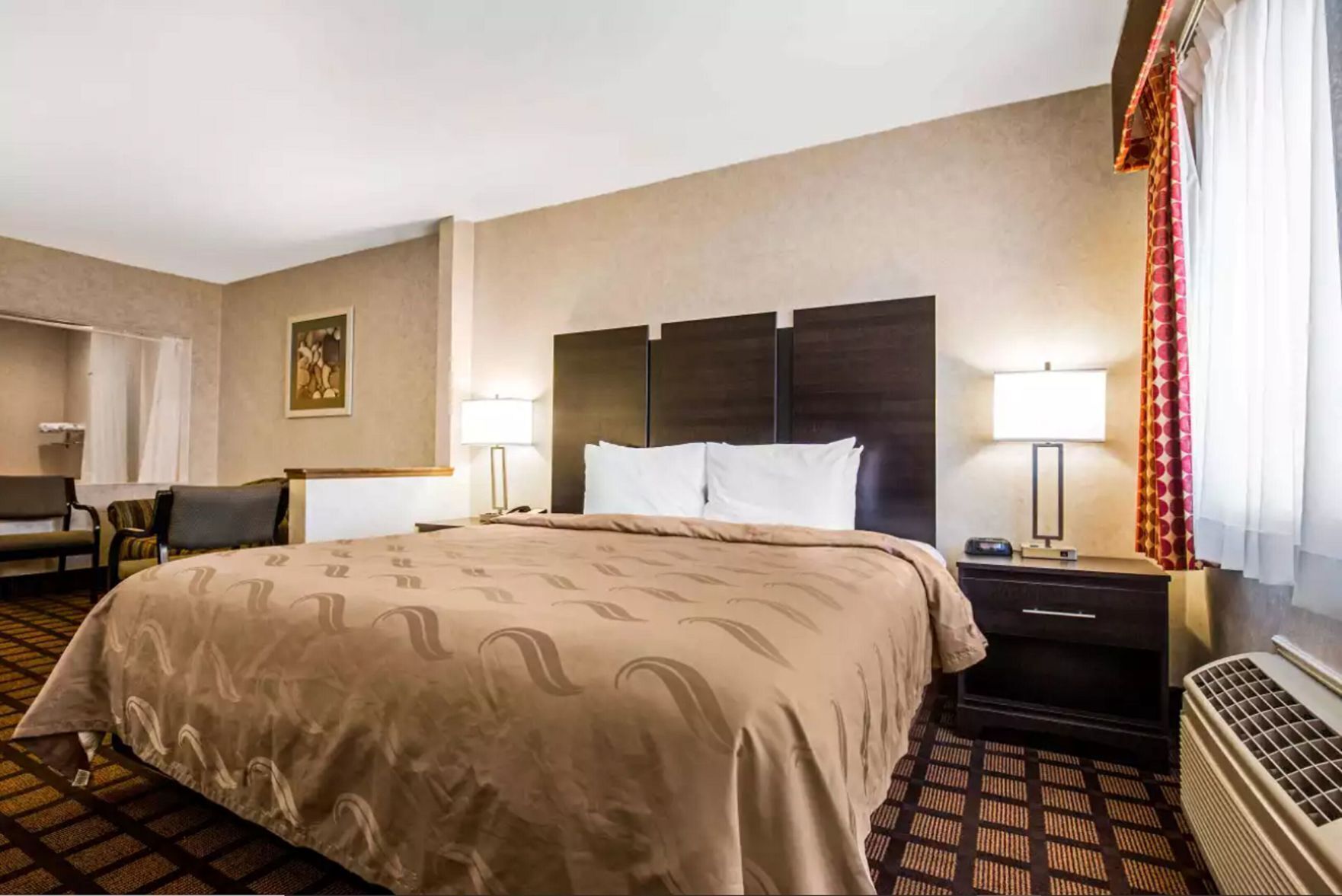 Premium bedding, desk, iron/ironing board, free WiFi