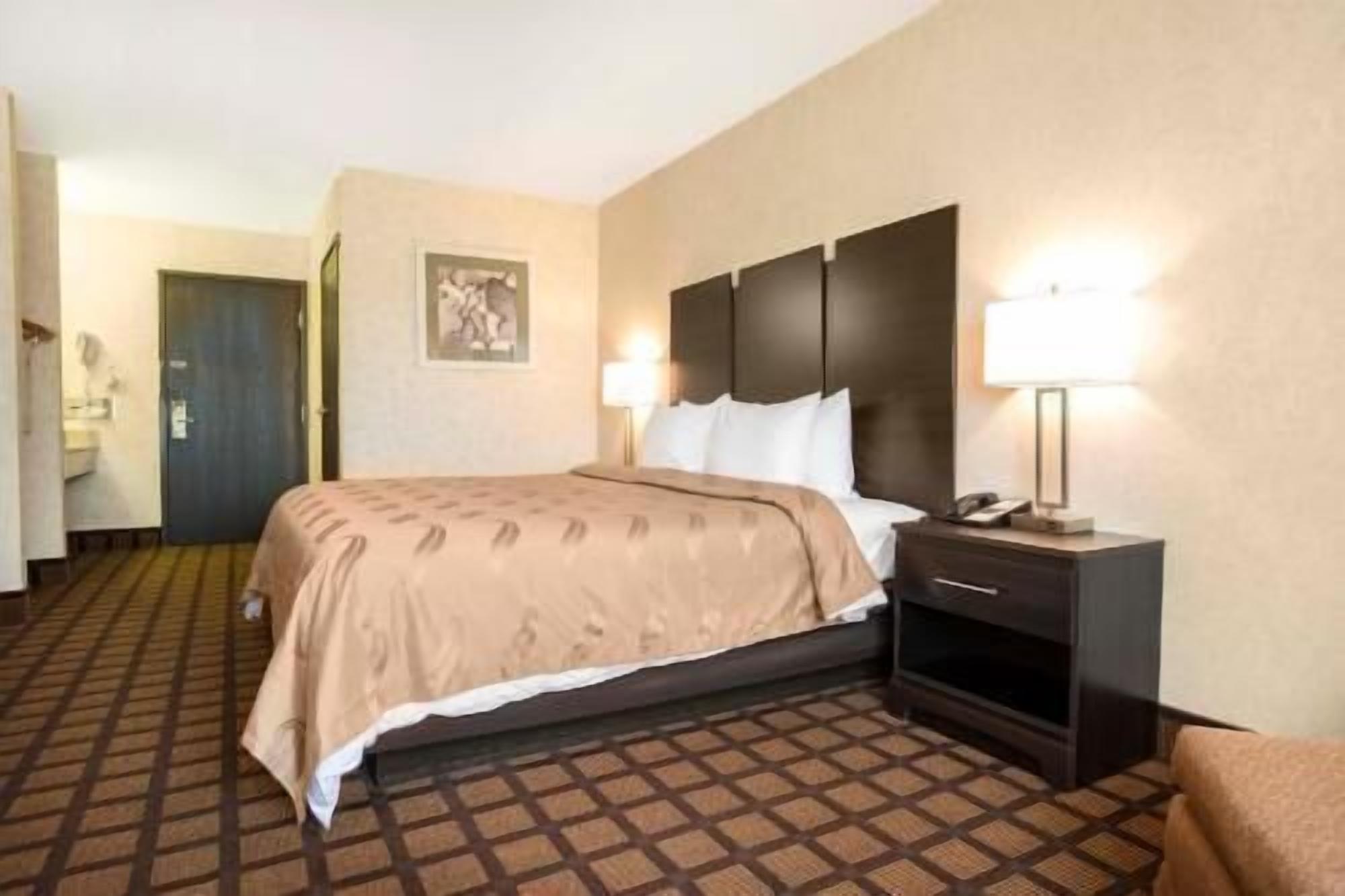 Premium bedding, desk, iron/ironing board, free WiFi