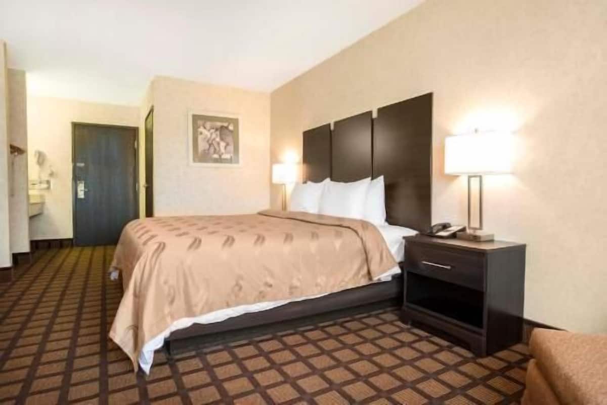 Premium bedding, desk, iron/ironing board, free WiFi