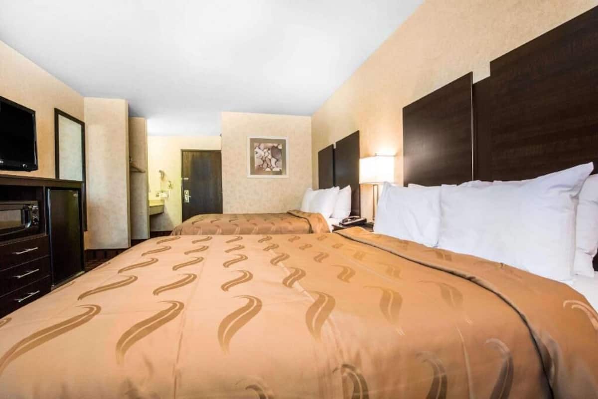 Premium bedding, desk, iron/ironing board, free WiFi