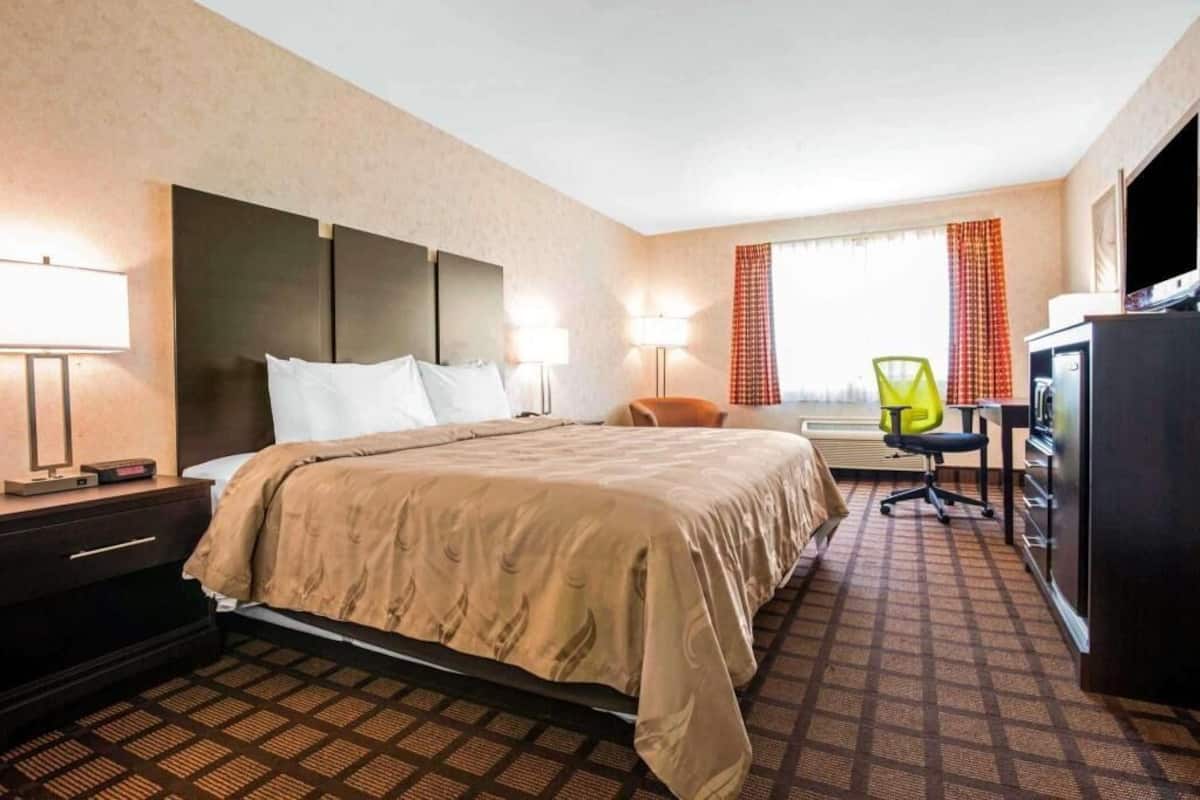 Premium bedding, desk, iron/ironing board, free WiFi