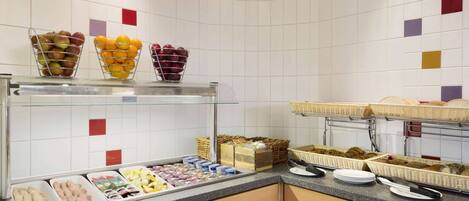 Un buffet proposant une variété de plats et de différents types de récipients.