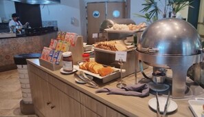 Daily buffet breakfast (MXN 346 per person) - Fiesta Inn Tampico (Tampico)