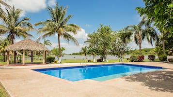 Una piscina al aire libre