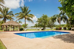 Una piscina al aire libre