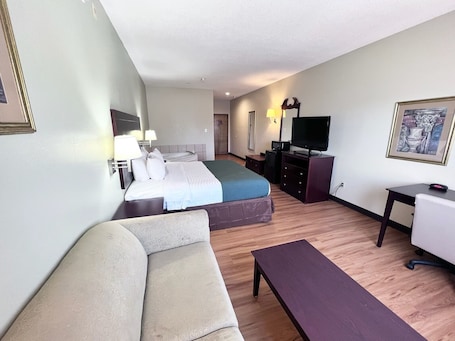 Room, 1 King Bed, Non Smoking, Jetted Tub | Desk, iron/ironing board, Internet, bed sheets