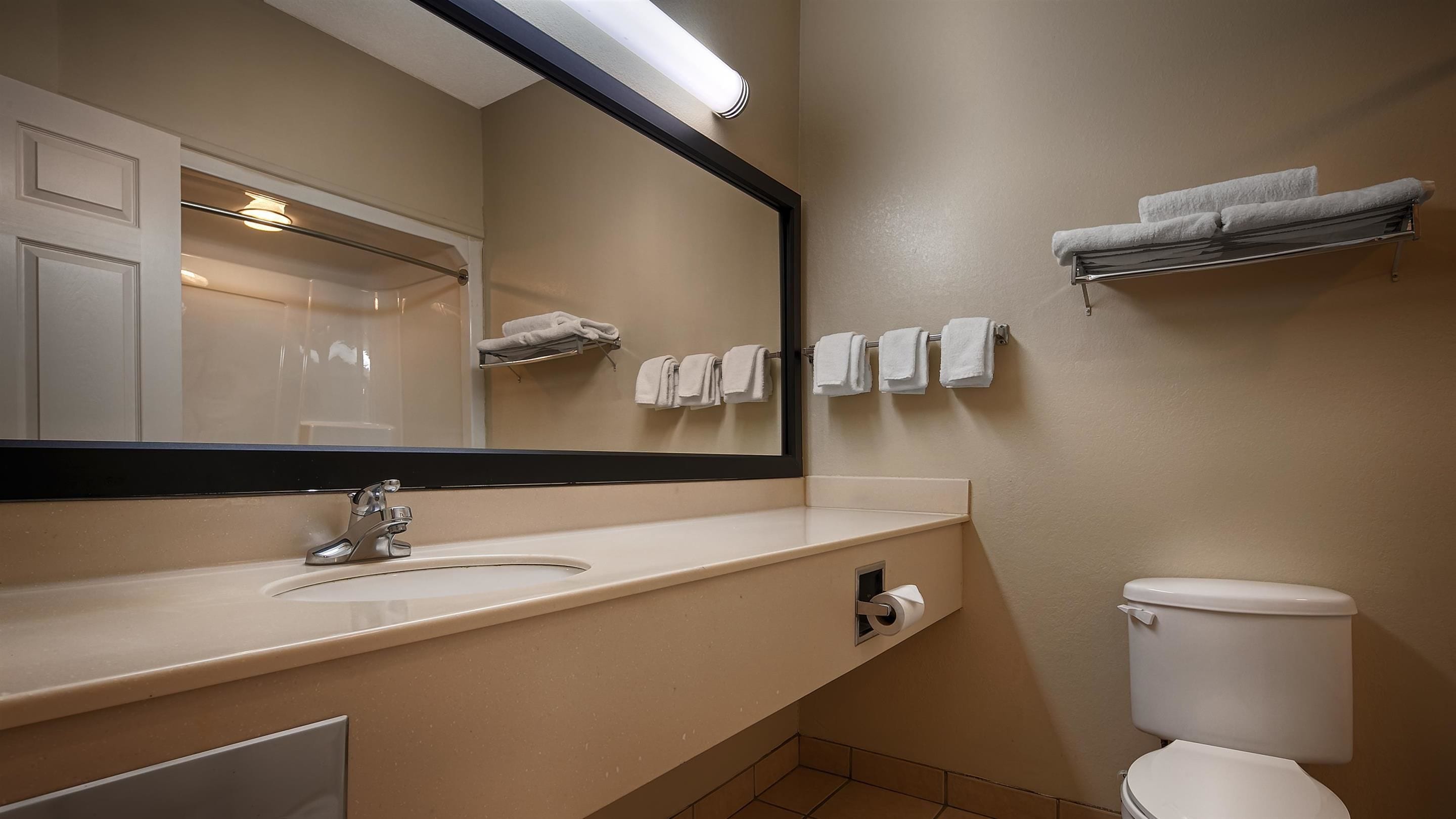 combined shower/bathtub, free toiletries, hair dryer, towels