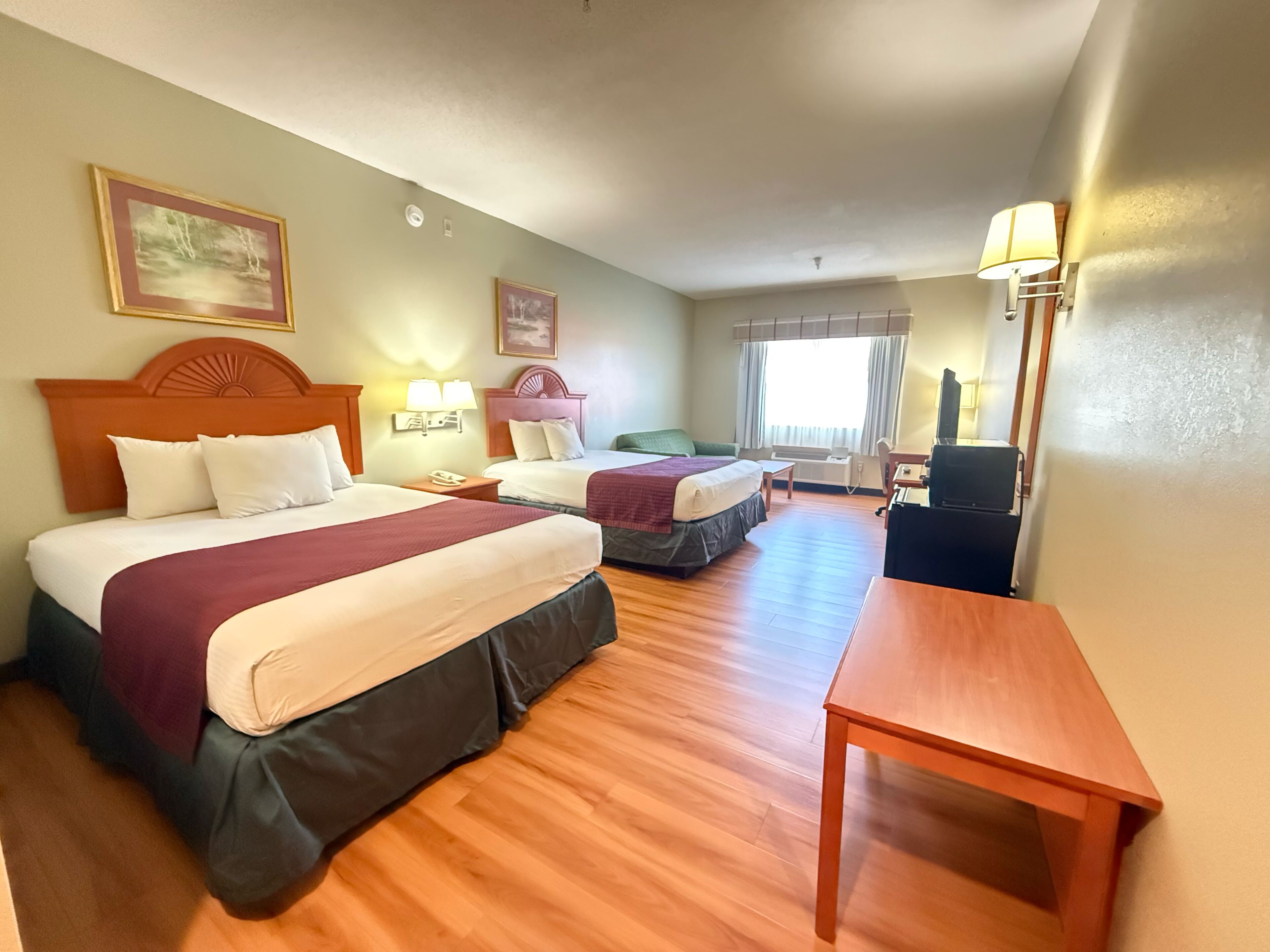 Escritorio, tabla de planchar con plancha y acceso a internet 