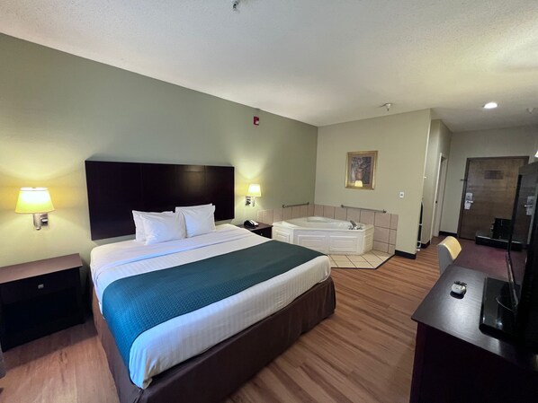 Room, 1 King Bed, Non Smoking (Jetted Tub) | Desk, iron/ironing board, Internet, bed sheets