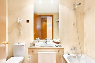 Bañera, secador de pelo, bidet, toallas