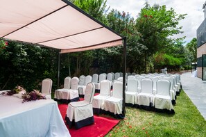 Outdoor wedding area - Las Provincias (Fuenlabrada)