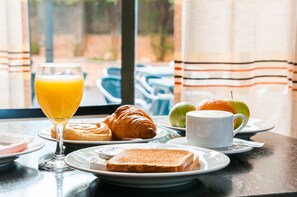 Daily buffet breakfast for a fee