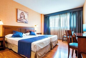 Desk, soundproofing, free WiFi, bed sheets