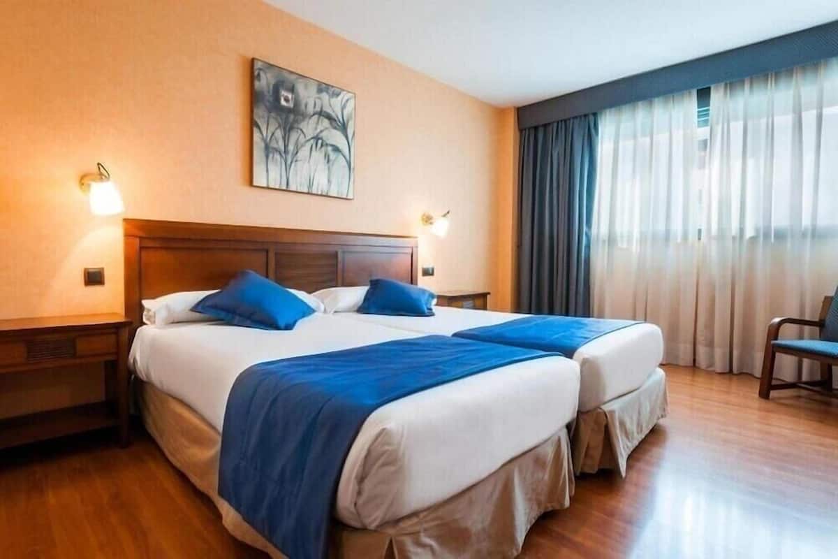 Een bureau, geluiddichte muren, gratis wifi, beddengoed
