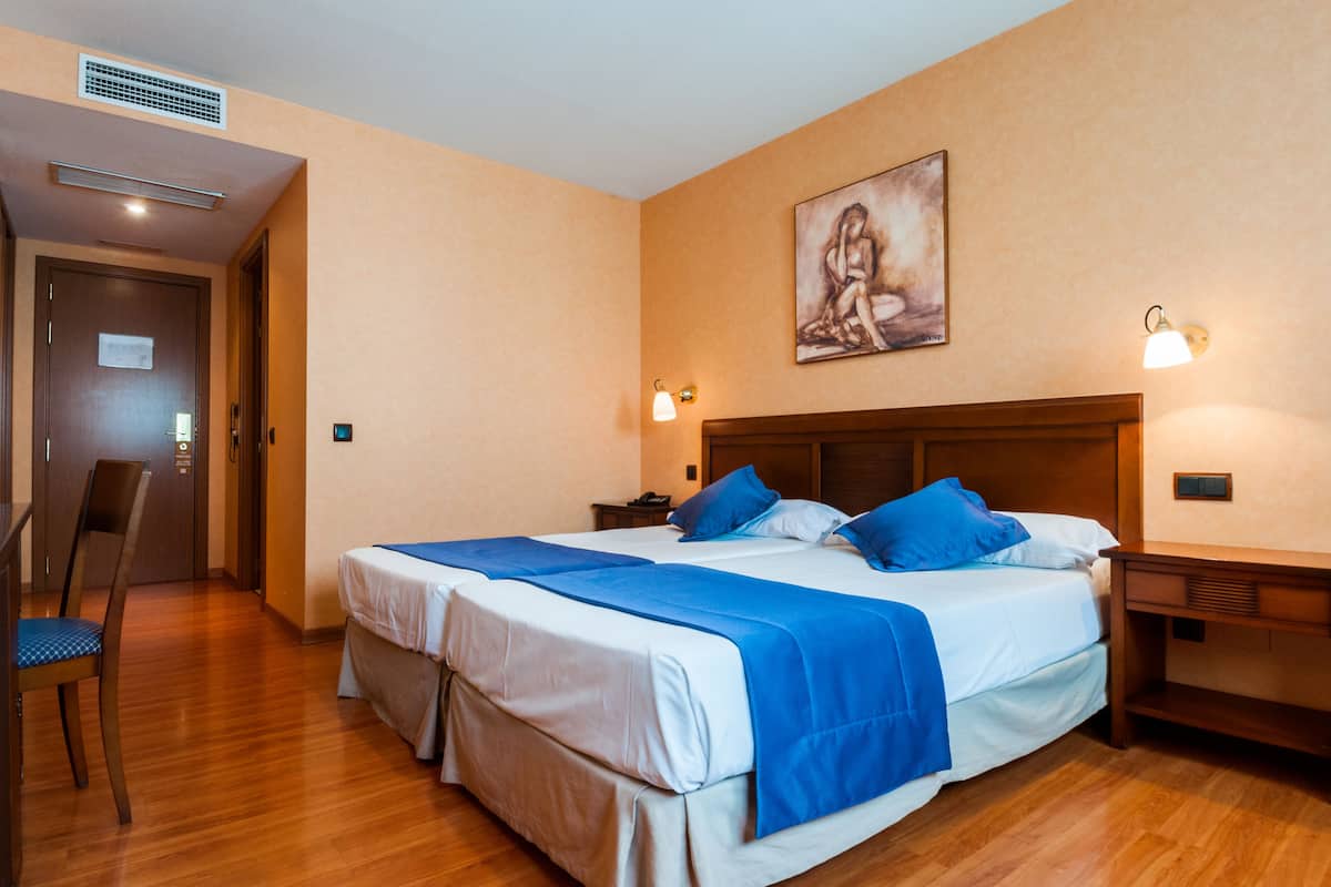 Escritorio, sistema de insonorización, wifi gratis y ropa de cama