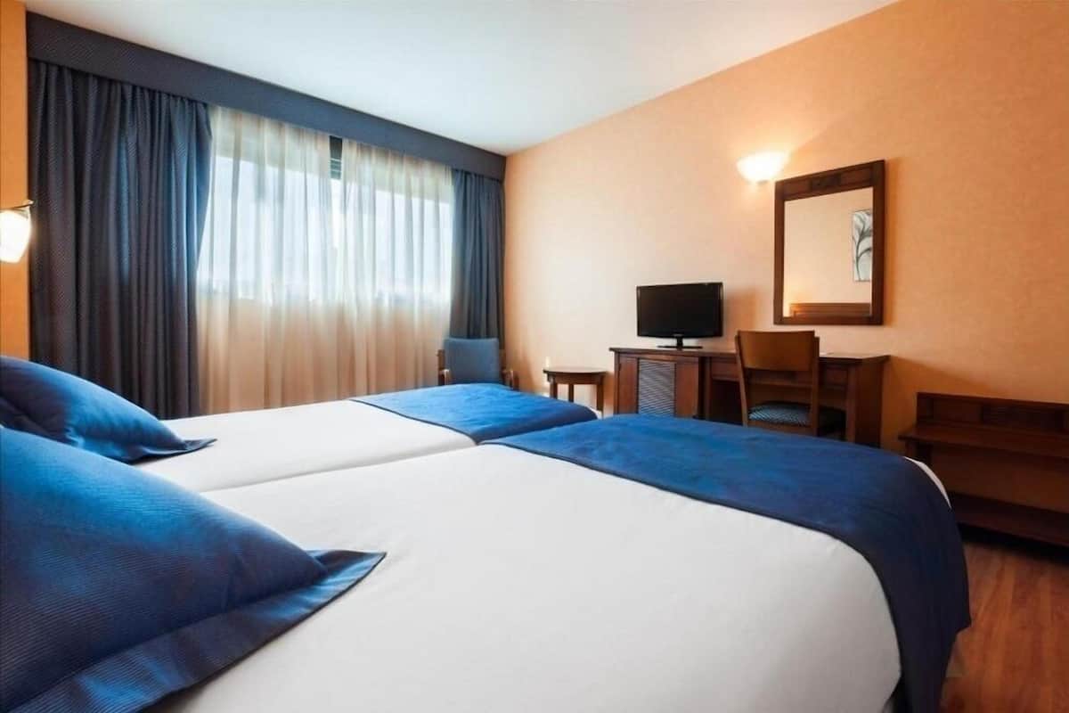 Escritorio, sistema de insonorización, wifi gratis y ropa de cama