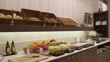Uma mesa de buffet com diversos alimentos e acompanhamentos.