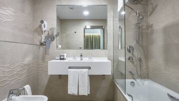 Quarto casal superior | Banheiro | Produtos de toalete grátis, secador de cabelo, bidê, toalhas de banho