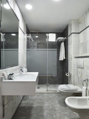 Triple Room | Bathroom | Free toiletries, hair dryer, bidet, towels - Hotel Maestranza (Ronda)