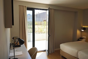 Double or Twin Room | In-room safe, desk, blackout drapes, iron/ironing board