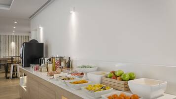 Café da manhã com buffet todos os dias (EUR 10 por pessoa)