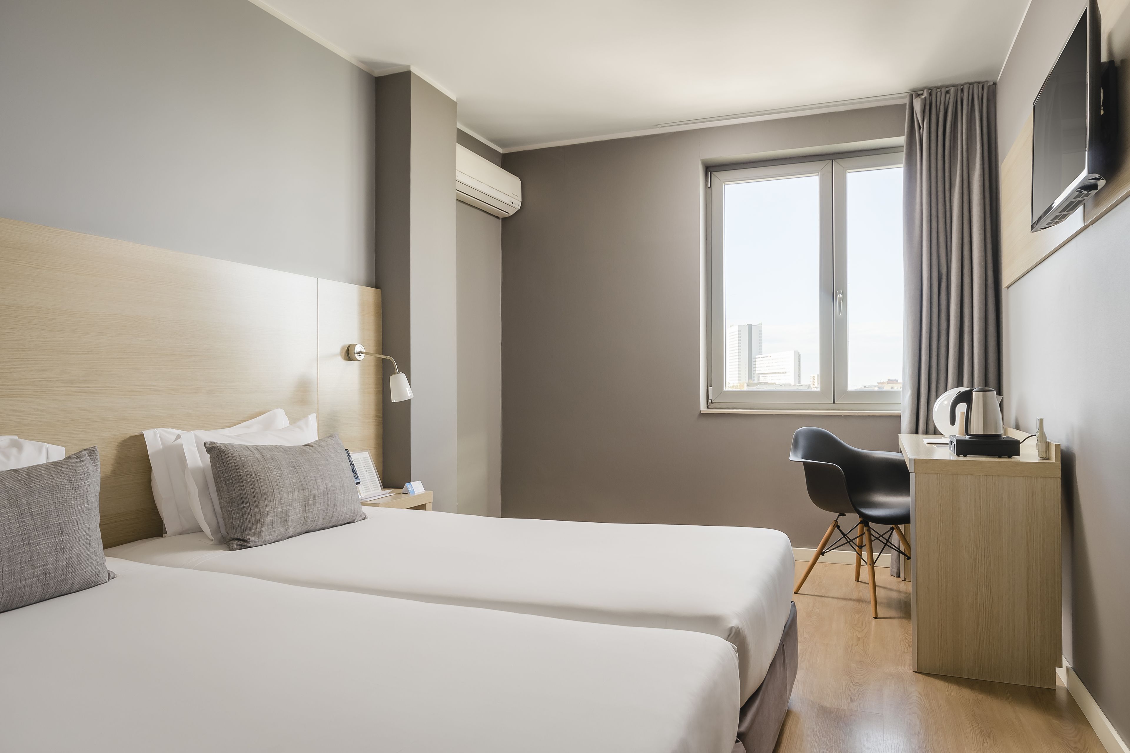 Cofres nos quartos, escrivaninha, cortinas blackout