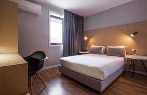 Caja de seguridad en la habitación, escritorio y cortinas blackout 