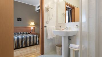 Regadera, amenidades de baño gratuitas, secadora de cabello, toallas