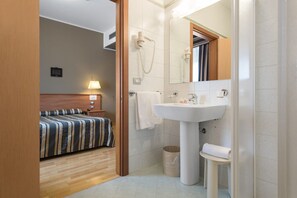 Regadera, amenidades de baño gratuitas, secadora de cabello, toallas 