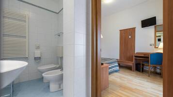 Habitación con 1 cama matrimonial o 2 individuales | Minibar, caja de seguridad en la habitación y escritorio