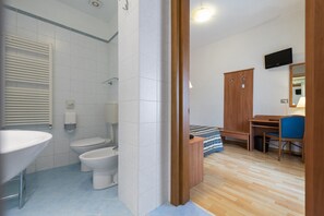Habitación con 1 cama matrimonial o 2 individuales | Minibar, caja de seguridad en la habitación y escritorio 