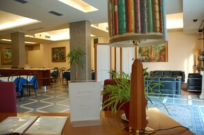 Quầy tiếp tân