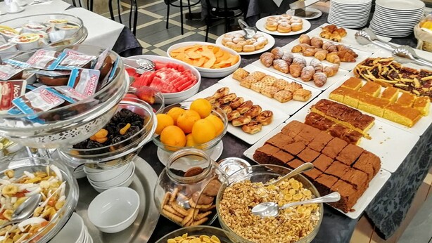A buffet with various food items including fruits, pastries, and desserts. - Piccolo Verona (Verona)