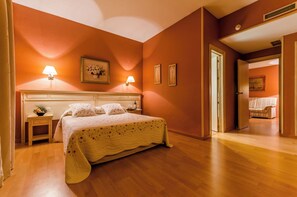 Habitación básica con 1 cama doble o 2 individuales | 1 dormitorio, escritorio, cunas gratuitas y Internet