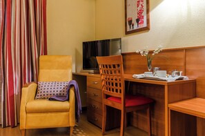 Habitación doble de uso individual | 1 dormitorio, escritorio, cunas gratuitas y Internet
