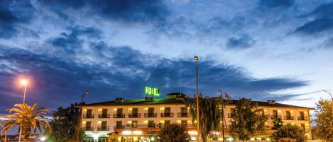 Fachada del alojamiento - Noche