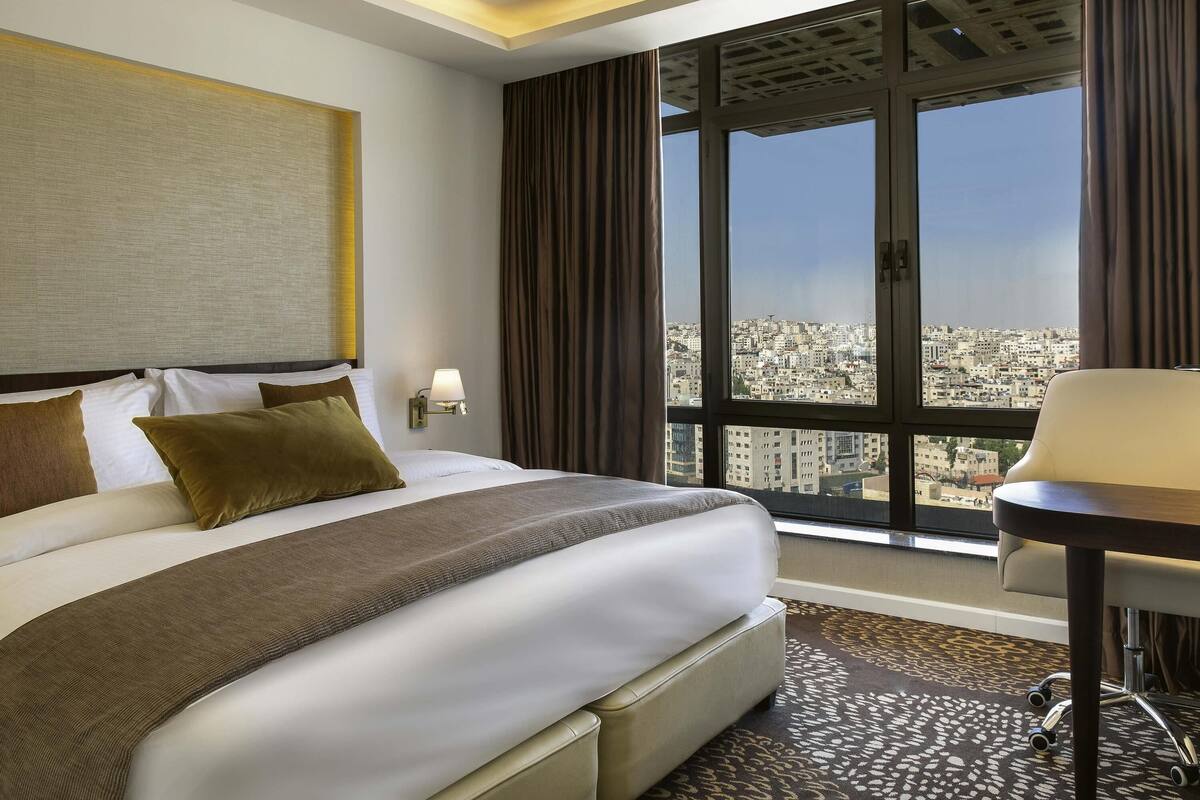 Executive Suite, 1 Double Bed, City View | 1 bedroom, hypo-allergenic bedding, minibar, in-room safe