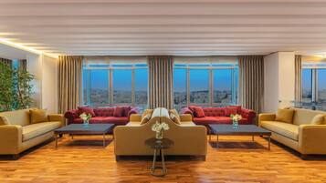 2 restaurantes; se sirven desayunos, almuerzos y cocina internacional