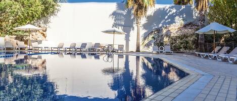 Piscine extérieure (ouverte en saison), parasols de plage